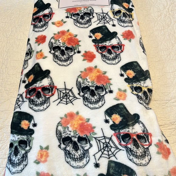 Deborah Connolly Oversized Fleece Throw. Skull Theme. 60x70in. Super soft! NWT! - Picture 3 of 3